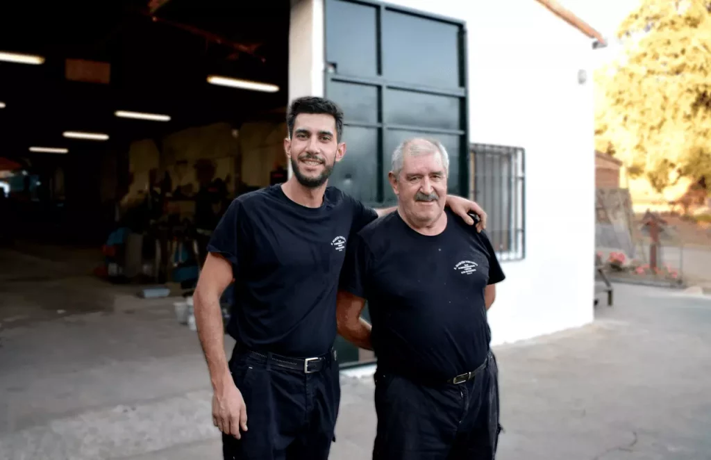 Francisco Martin Vizcaino e hijo en la fachada del taller