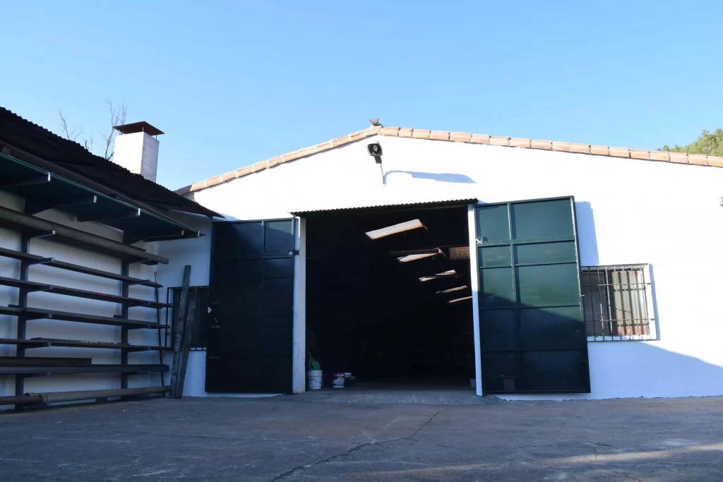 Fachada del taller de FM Vizcaino en Los Romeros