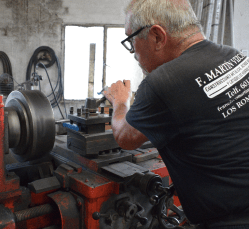 Trabajador con torno en FM Vizcaino