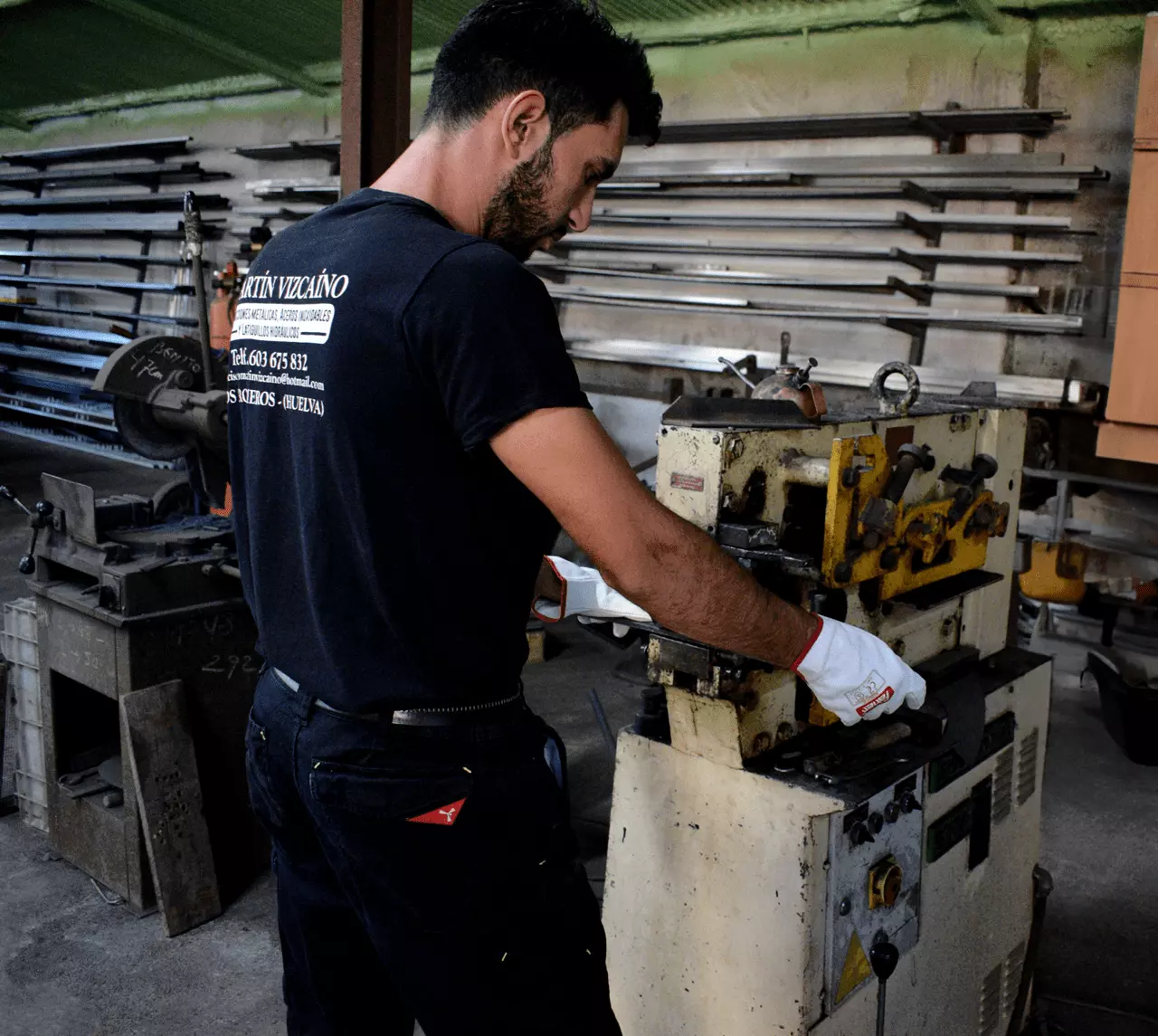 Manuel Martin Rios trabajando en el taller de Vizcaino