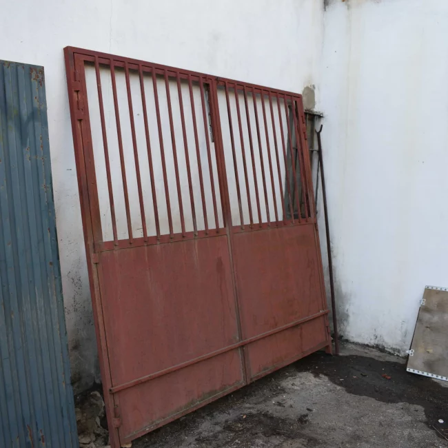 Puerta realizada en carpinteria metalica